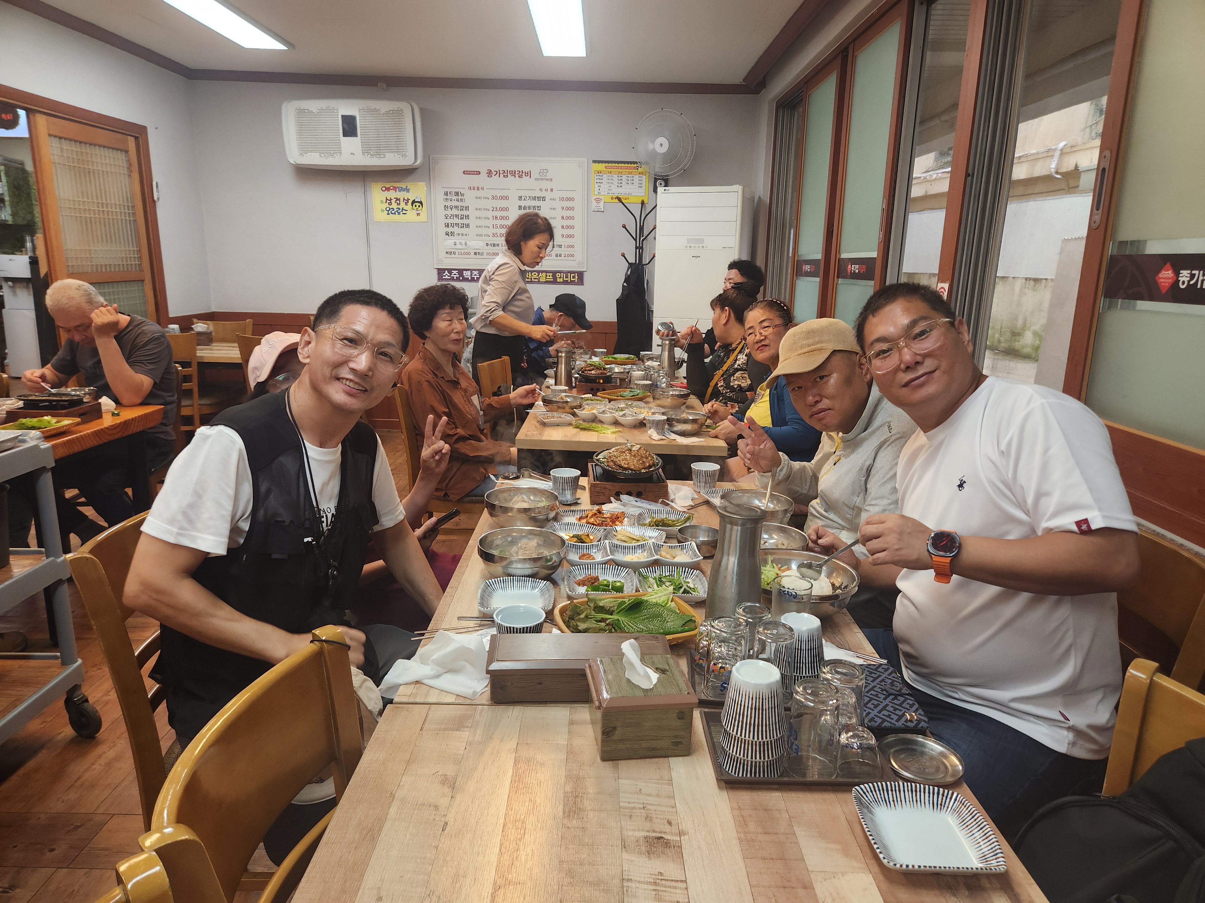 식당에서 함께 찍은 사진입니다.