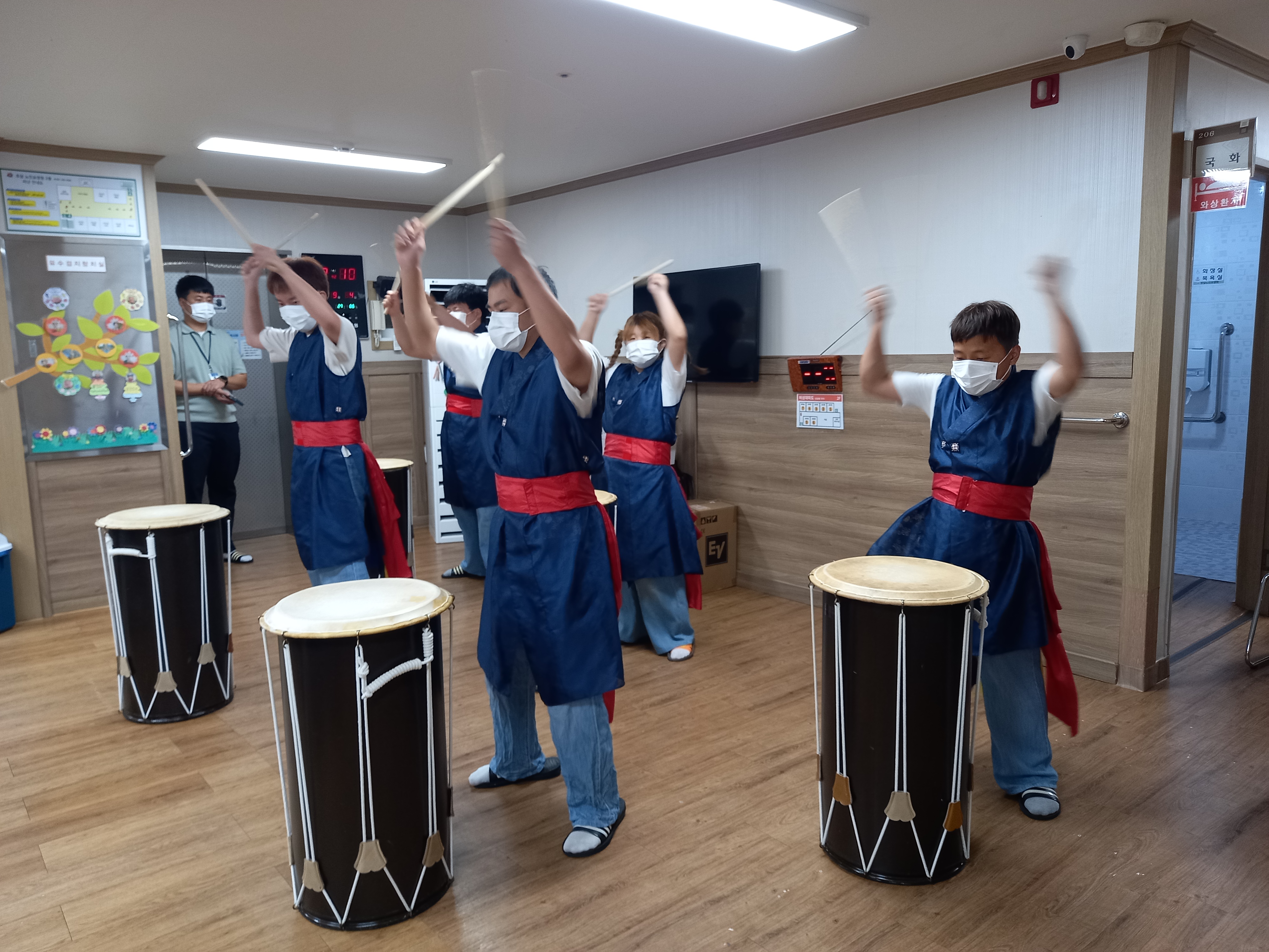 난타공연을 하고 있는 리듬공감팀의 사진입니다.