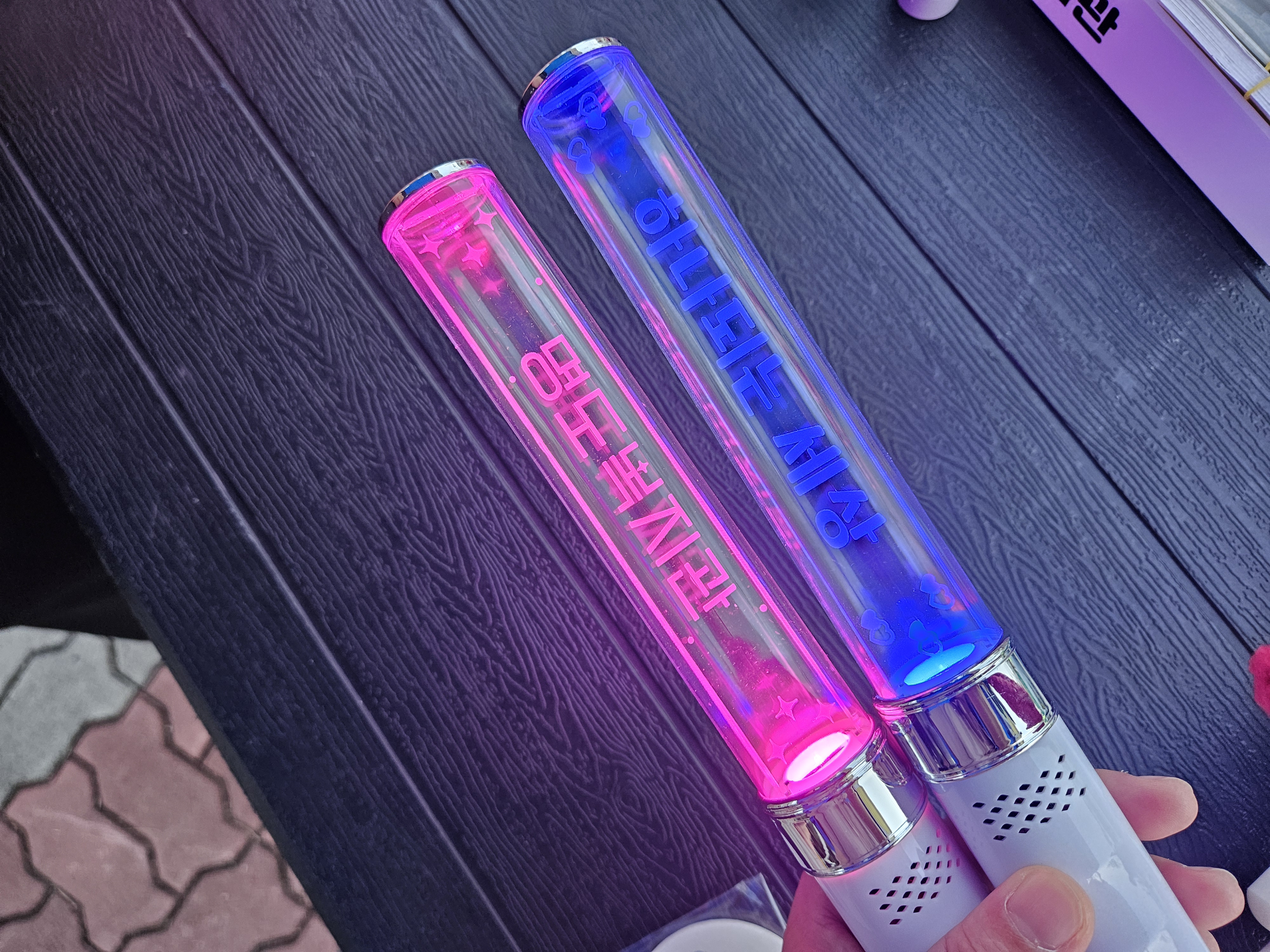 하나되는 세상, 명도복지관이 적힌 야광봉의 사진입니다.