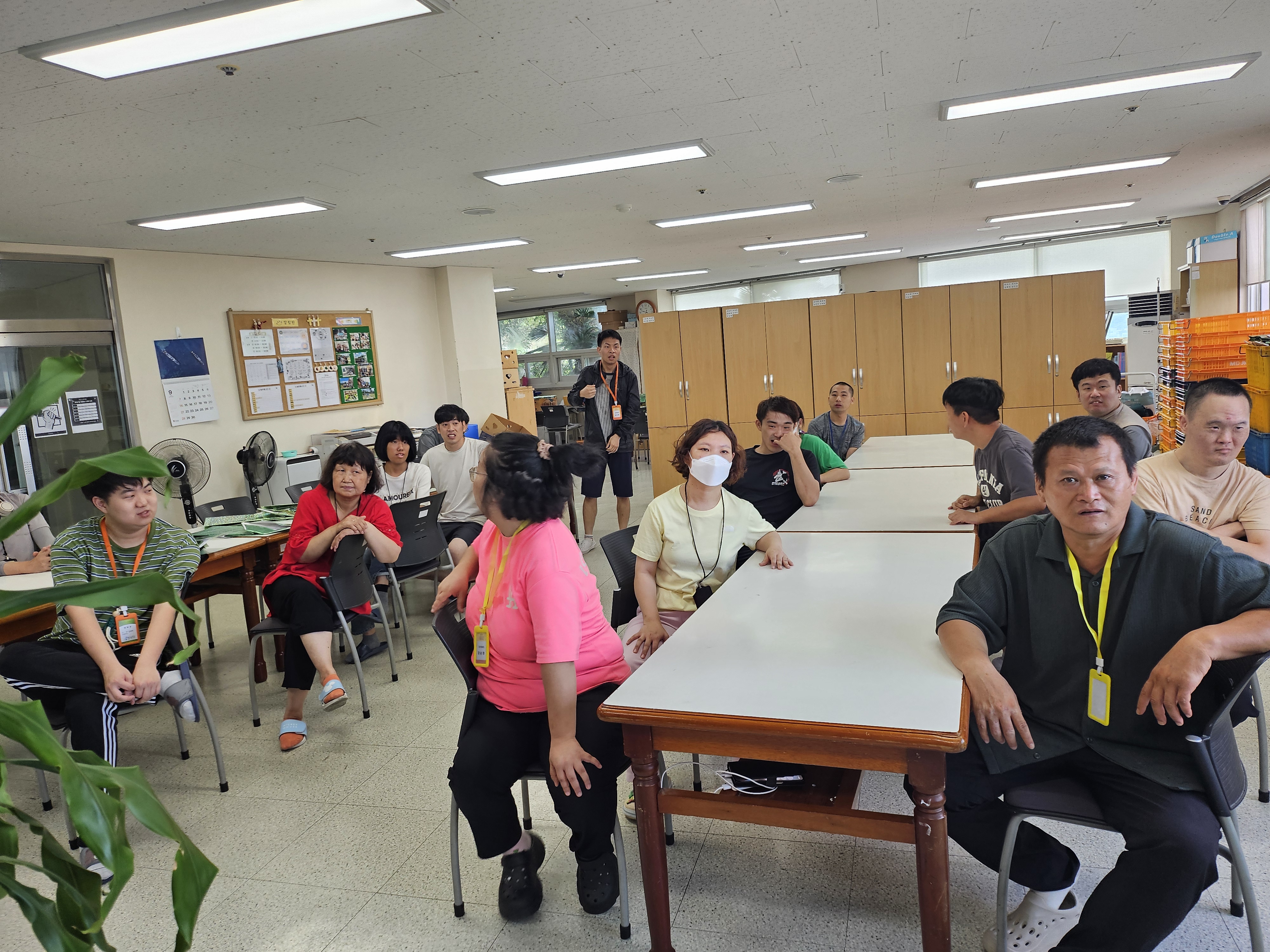 성인1팀의 이용인 자치회의 진행 모습입니다.