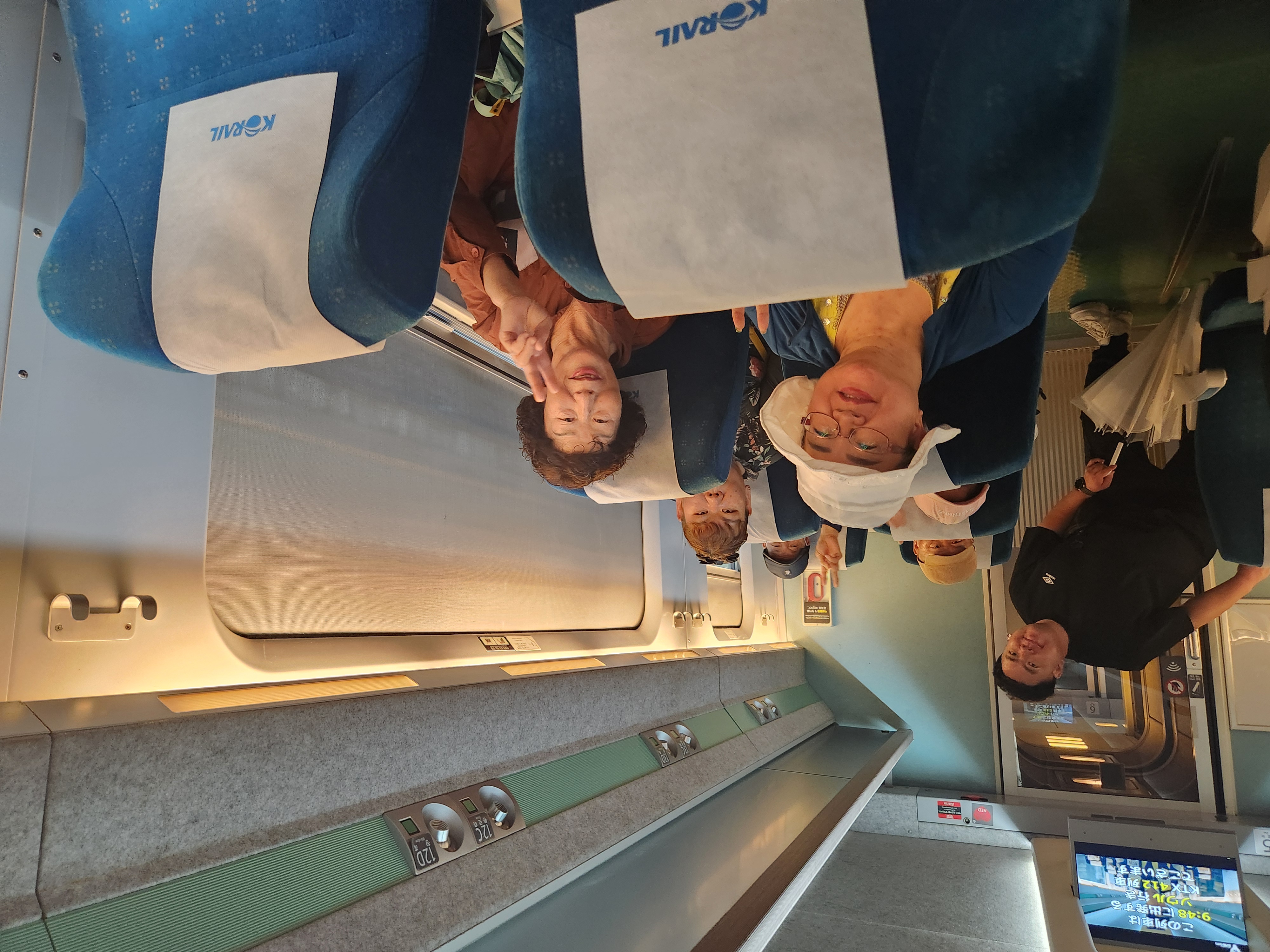 기차에 탑승, 좌석에 앉아 재가장애인분들과 함께 찍은 사진입니다.