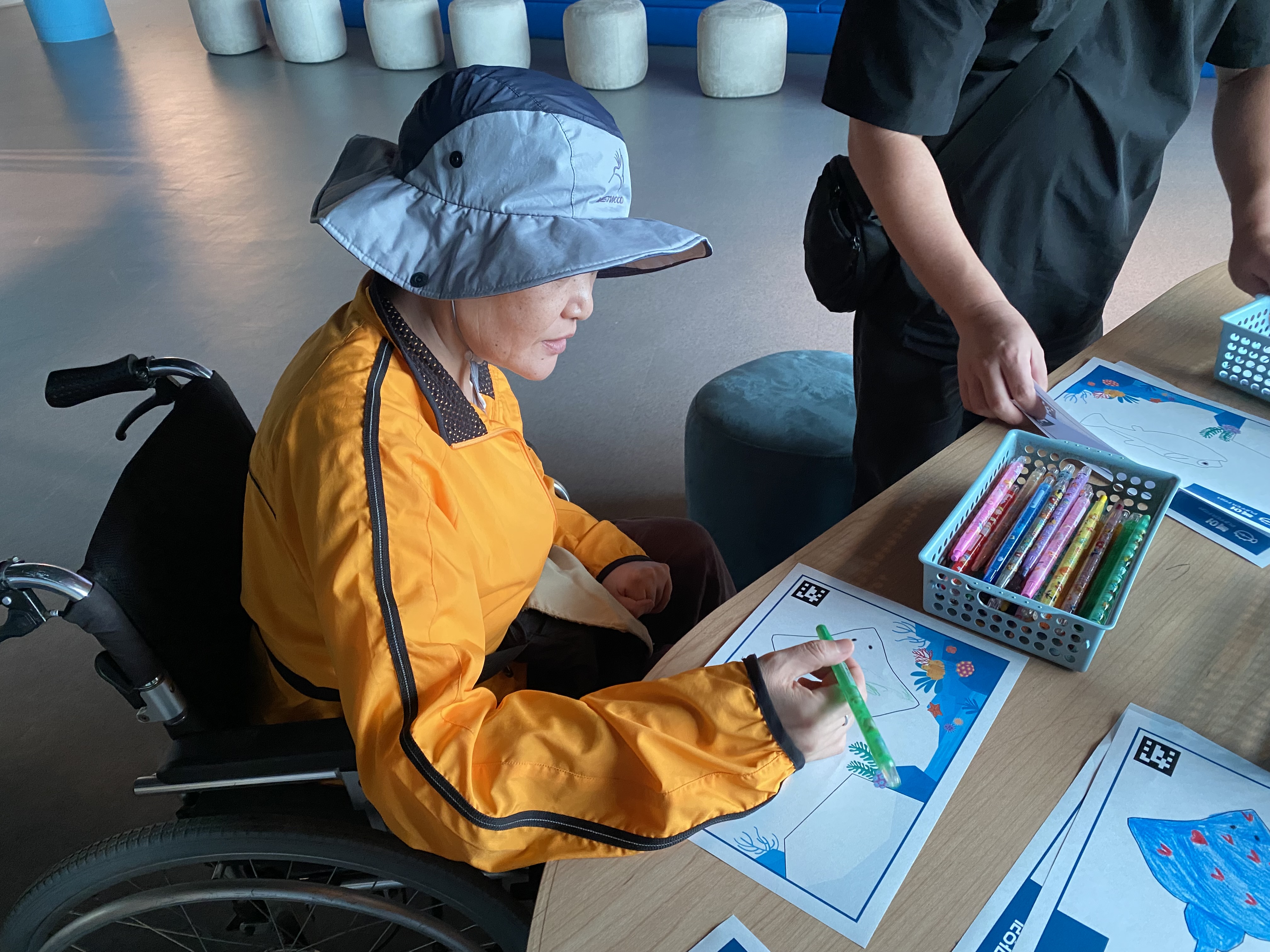 박물관 내 체헌프로그램으로 가오리를 색칠하고 있는 이용인의 모습입니다.