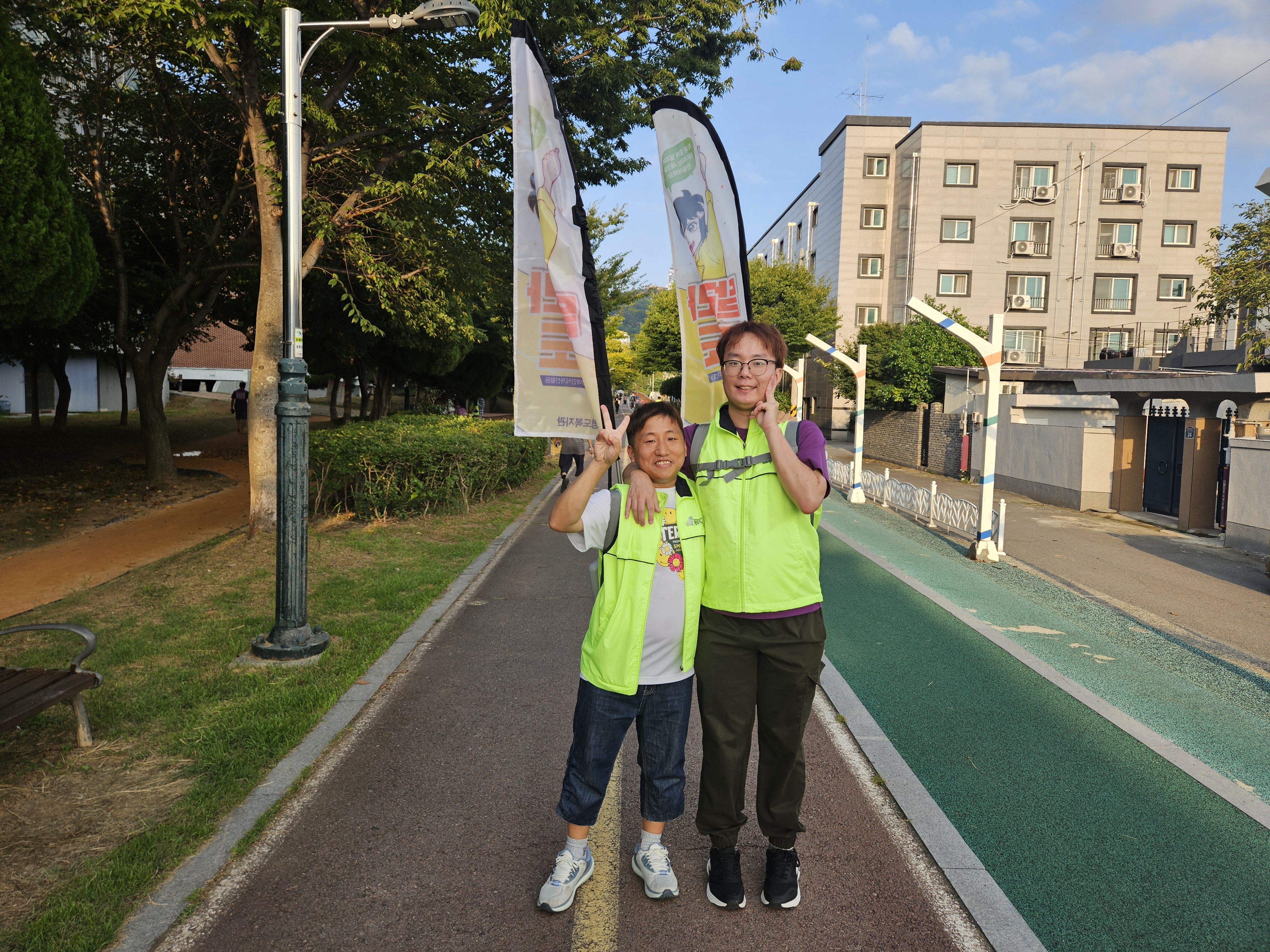 달려라명도 진행요원으로 함께한 권리중심일자리 참여자들이 기념으로 찍은 사진입니다.