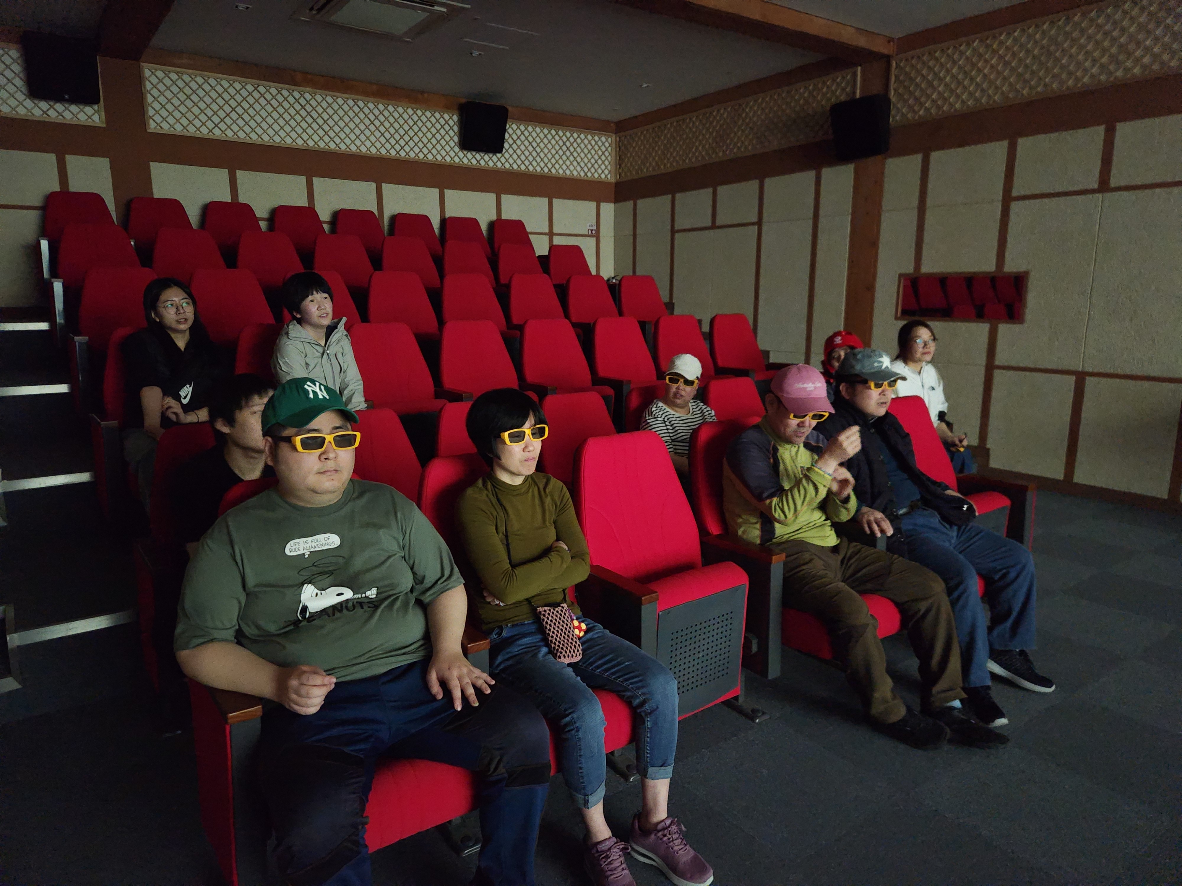 천연염색 손수건을 치자 물에 넣고 끓기를 기다리는 동안, 준비되어 있는 3d 영상을 시청하고 있는 이용인들의 모습입니다.