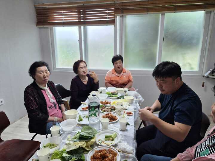 고기를 먹기 전 쌈채소를 들고 식사하는 사진입니다.