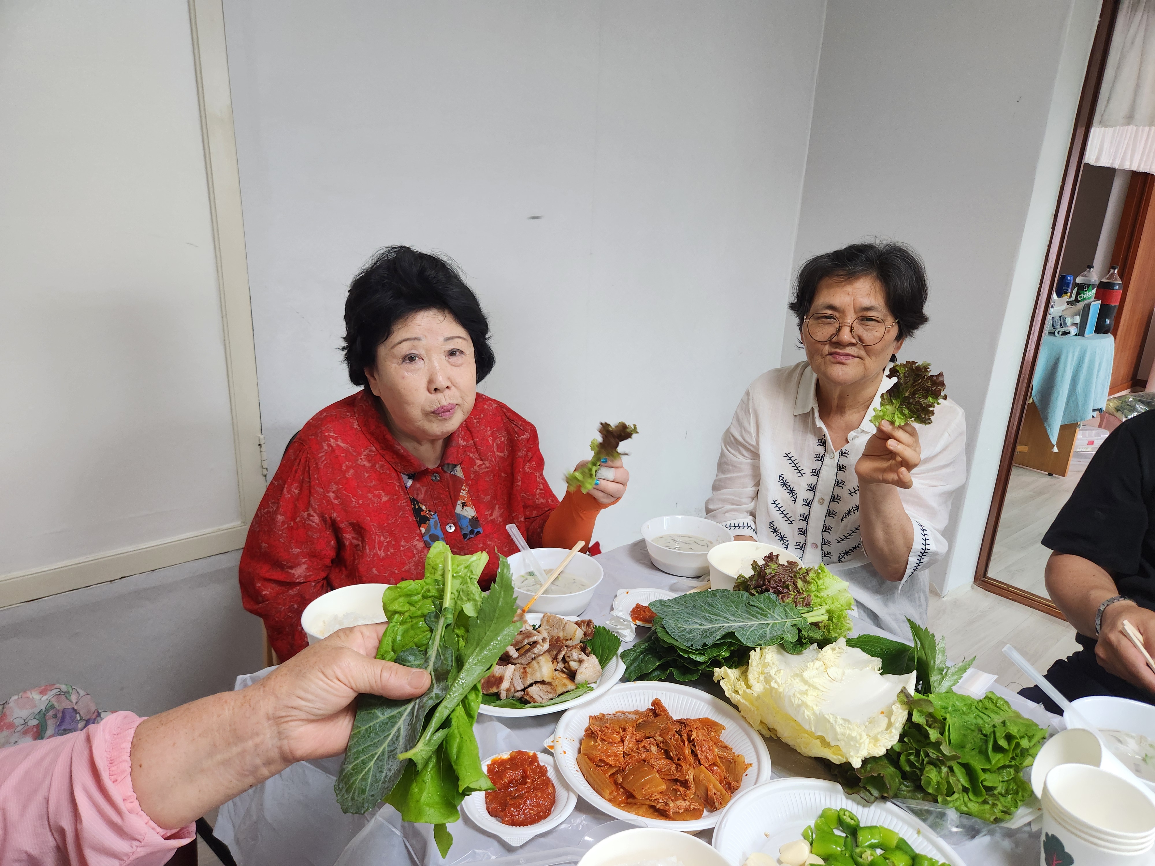 고기를 먹기 전 쌈채소를 들고 찍은 사진입니다.