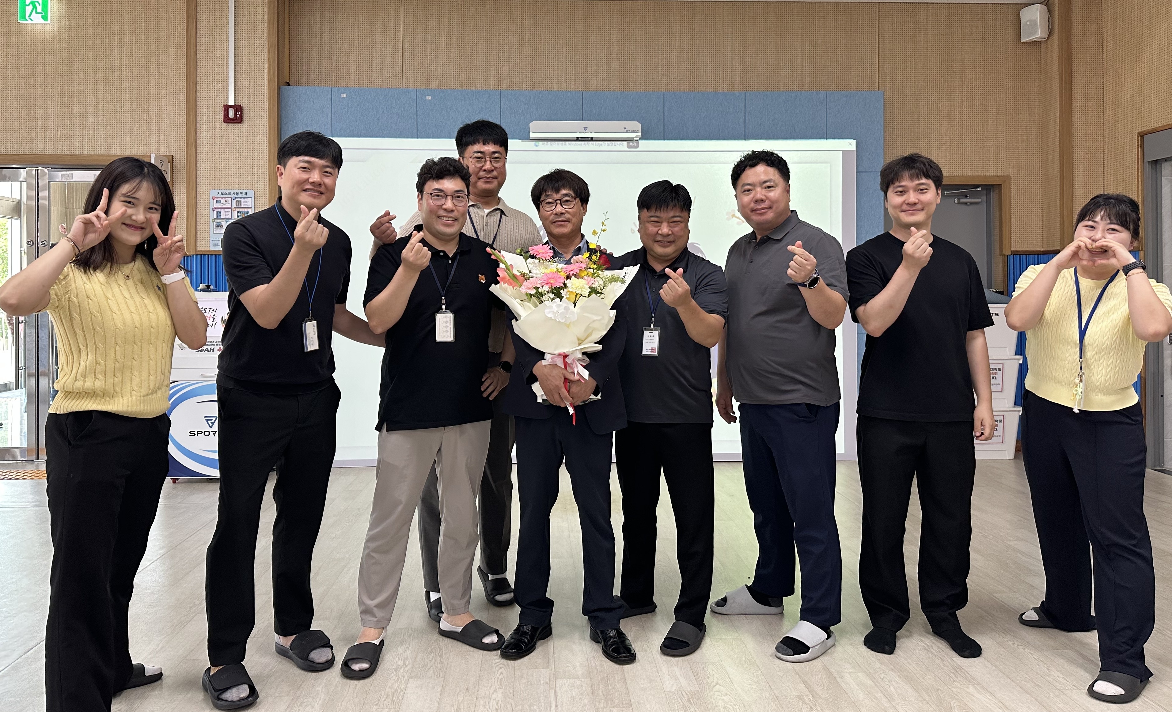 퇴임식이후 직원들과 사진을 찍고있는 강승모선생님 모습입니다.