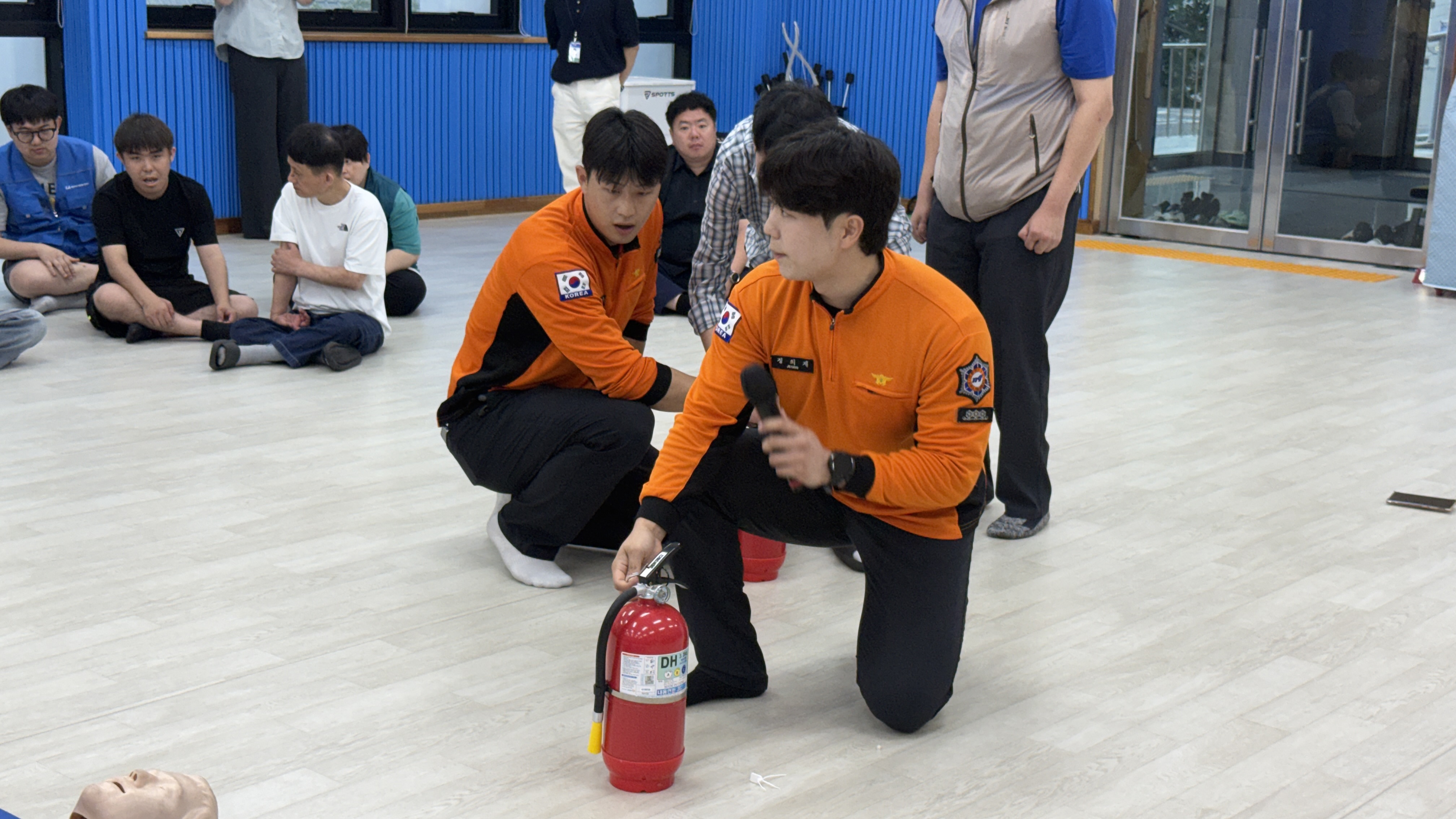 소방대원분들이 소화기 사용법 설명해주는 모습입니다.