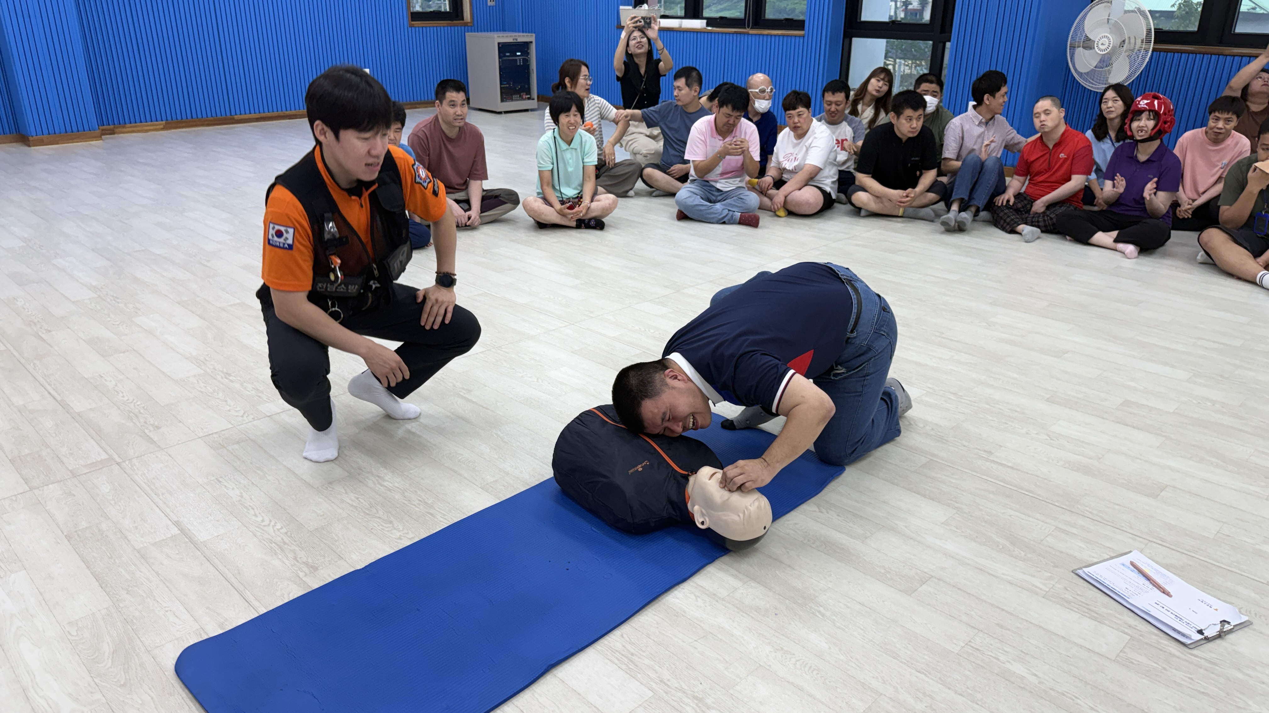 이용인분이 심폐소생술을 연습하는 모습입니다.