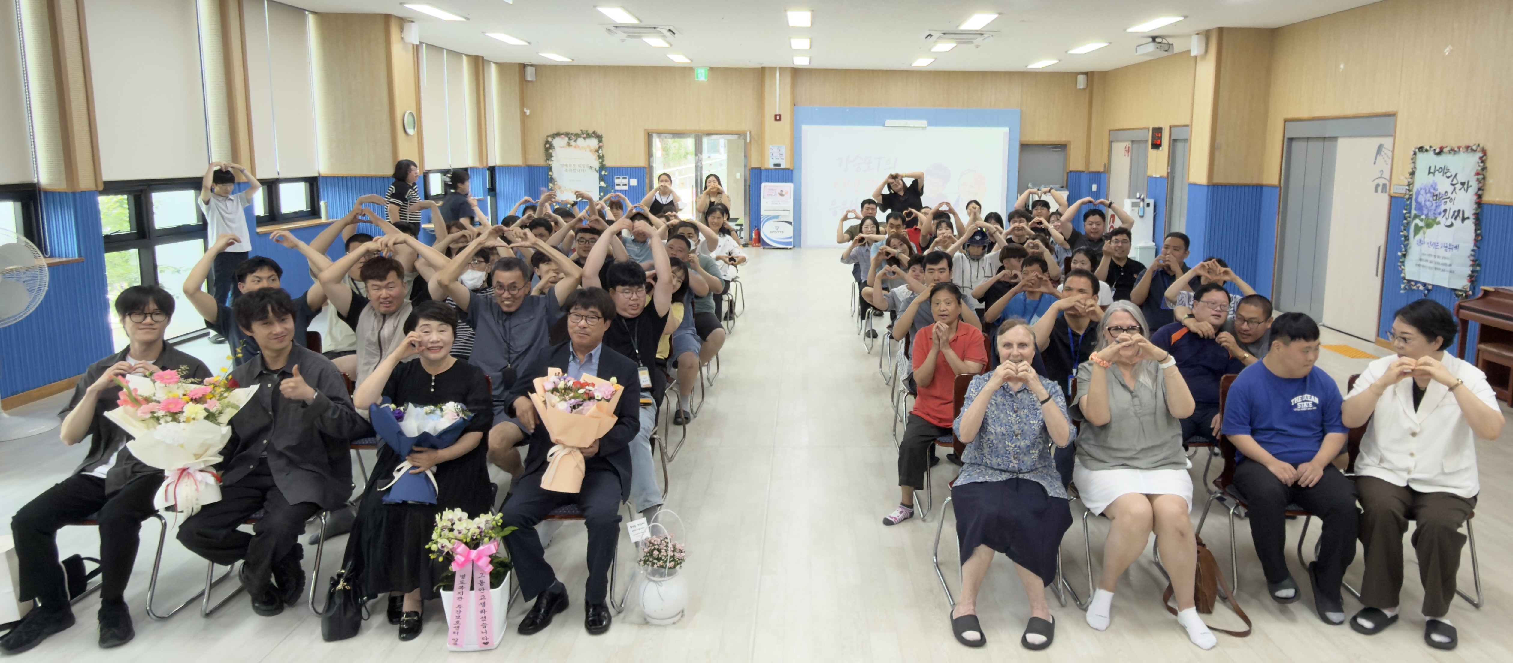 퇴임식 마지막 단체사진입니다.