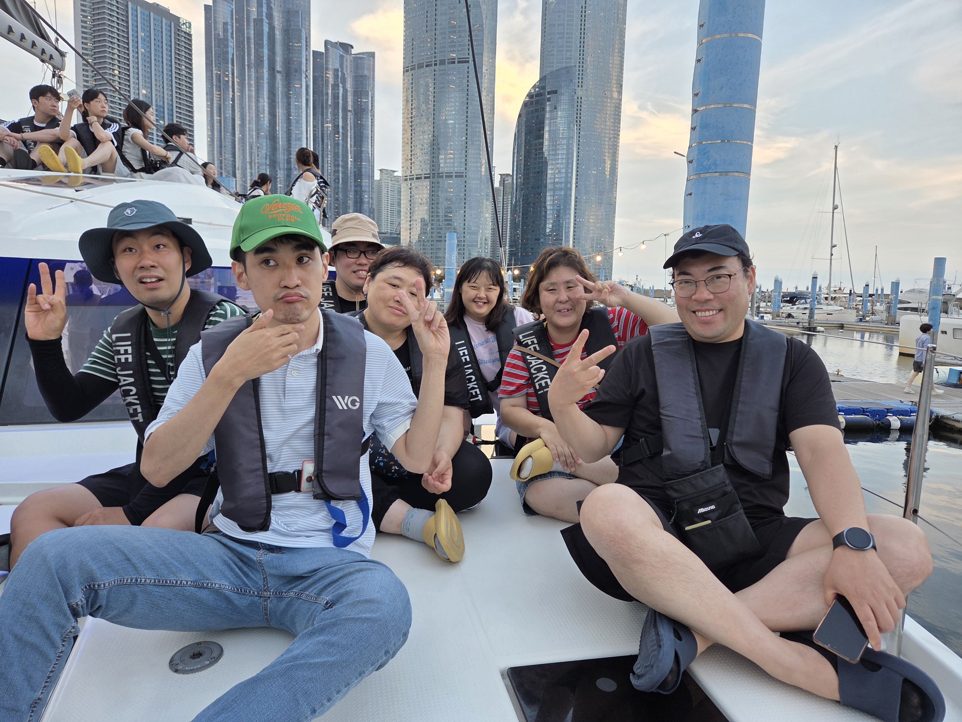 부산에서 요트를 타는 모습입니다.