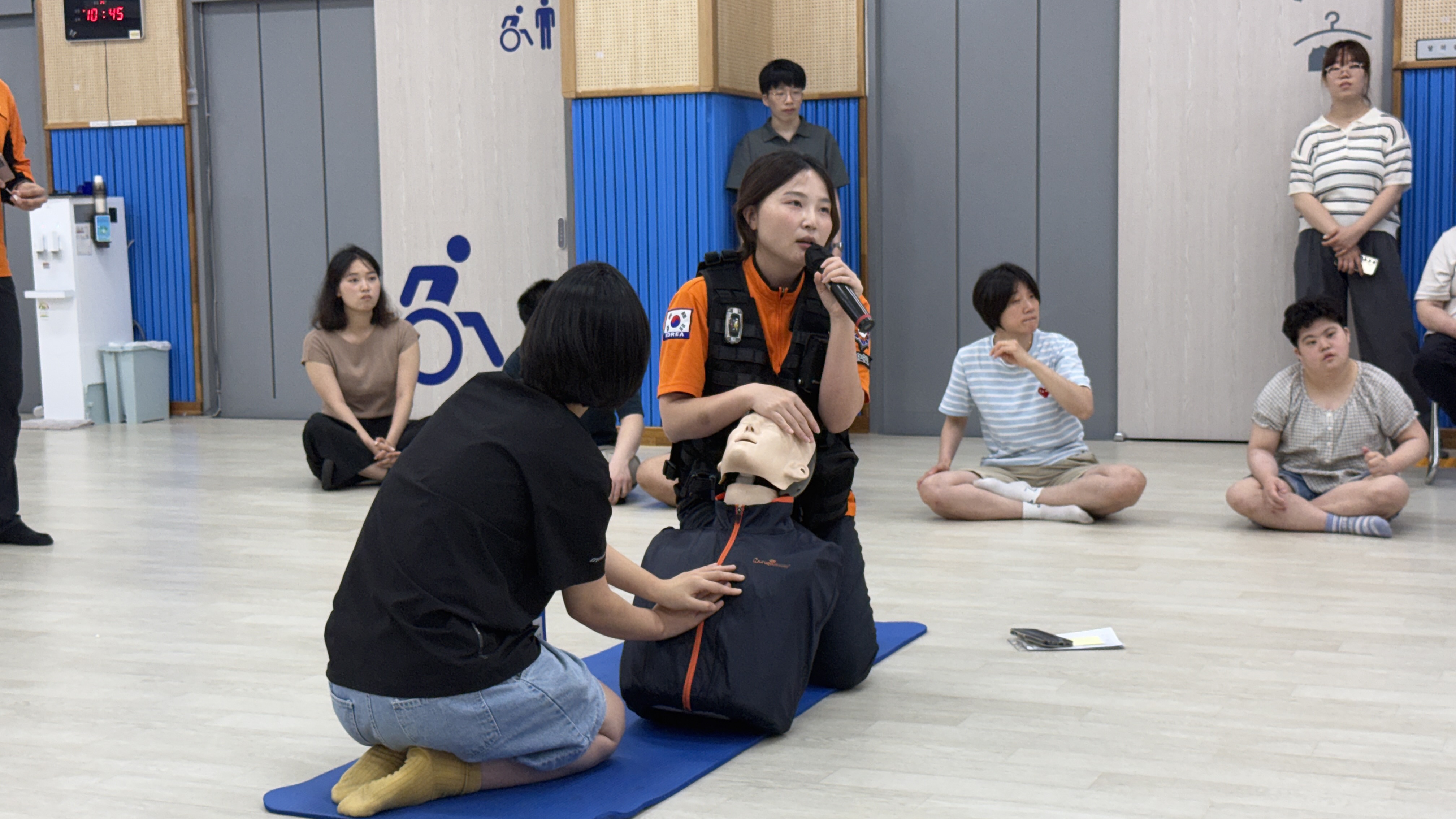 소방대원분이 심폐소생술 하는 방법을 설명해주는 모습입니다.