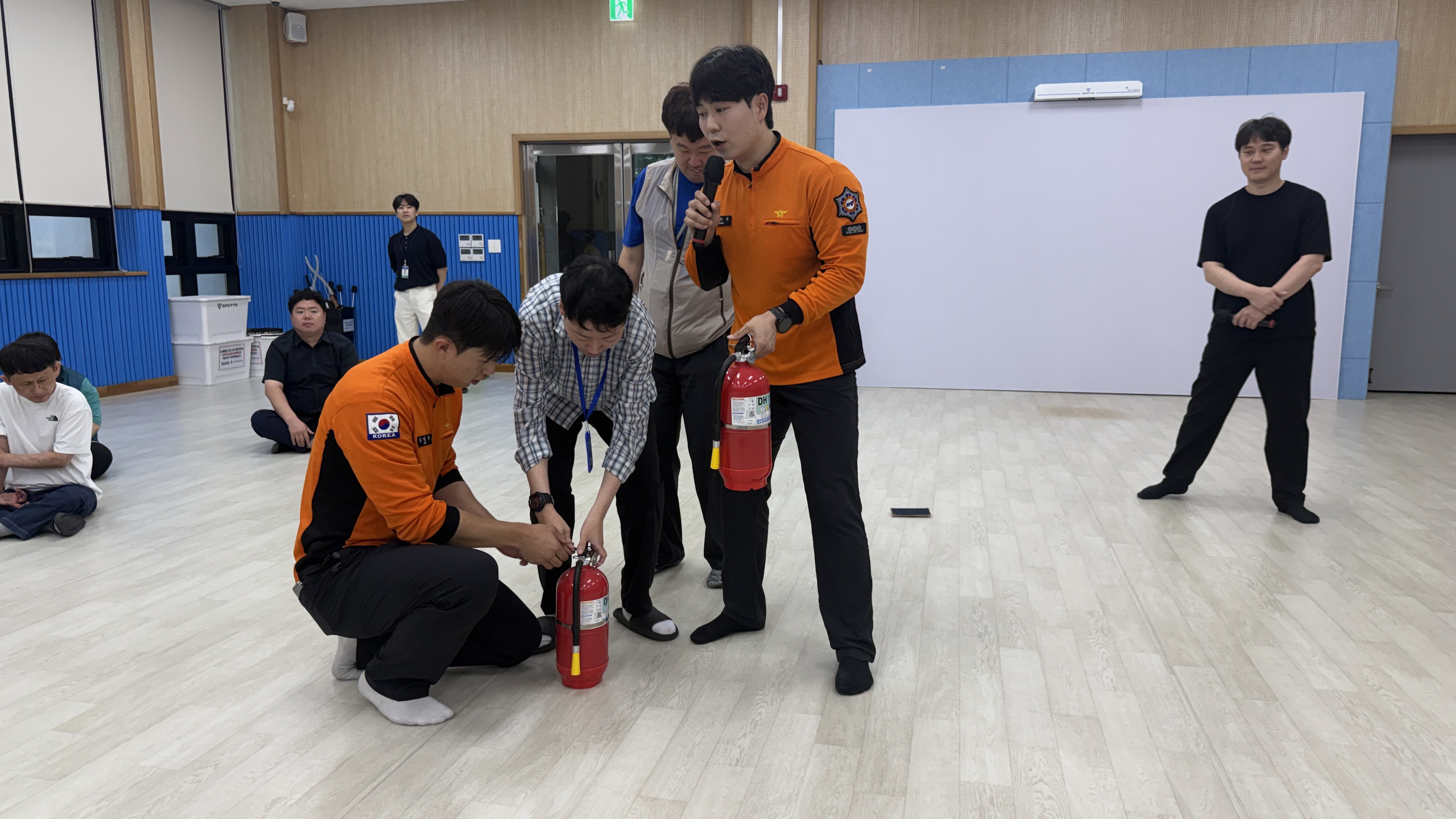 소방대원분들이 소화기 사용법 설명하고 연습하는 모습입니다.