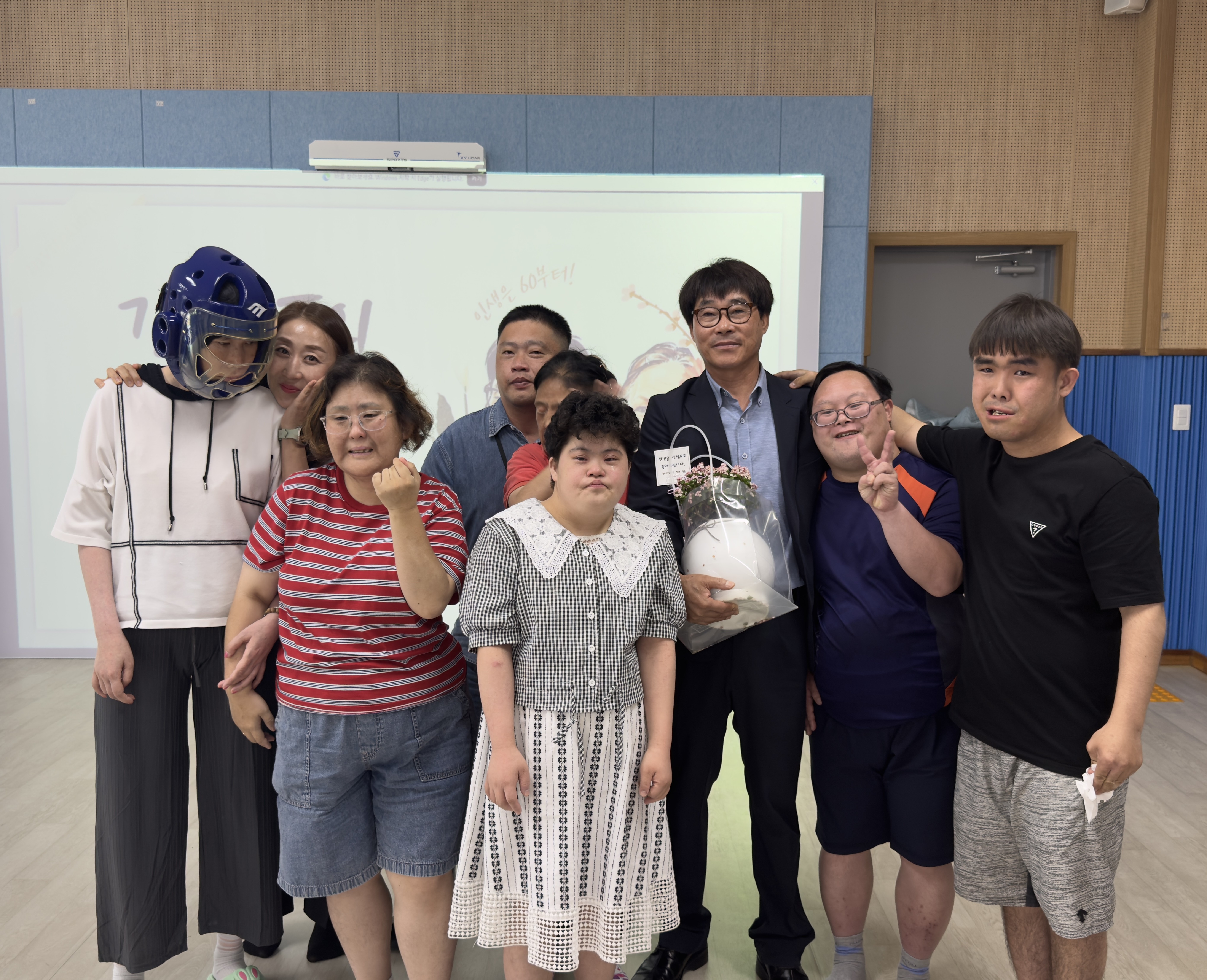 퇴임식이후 이용인들과 사진을 찍고있는 강승모선생님 모습입니다.