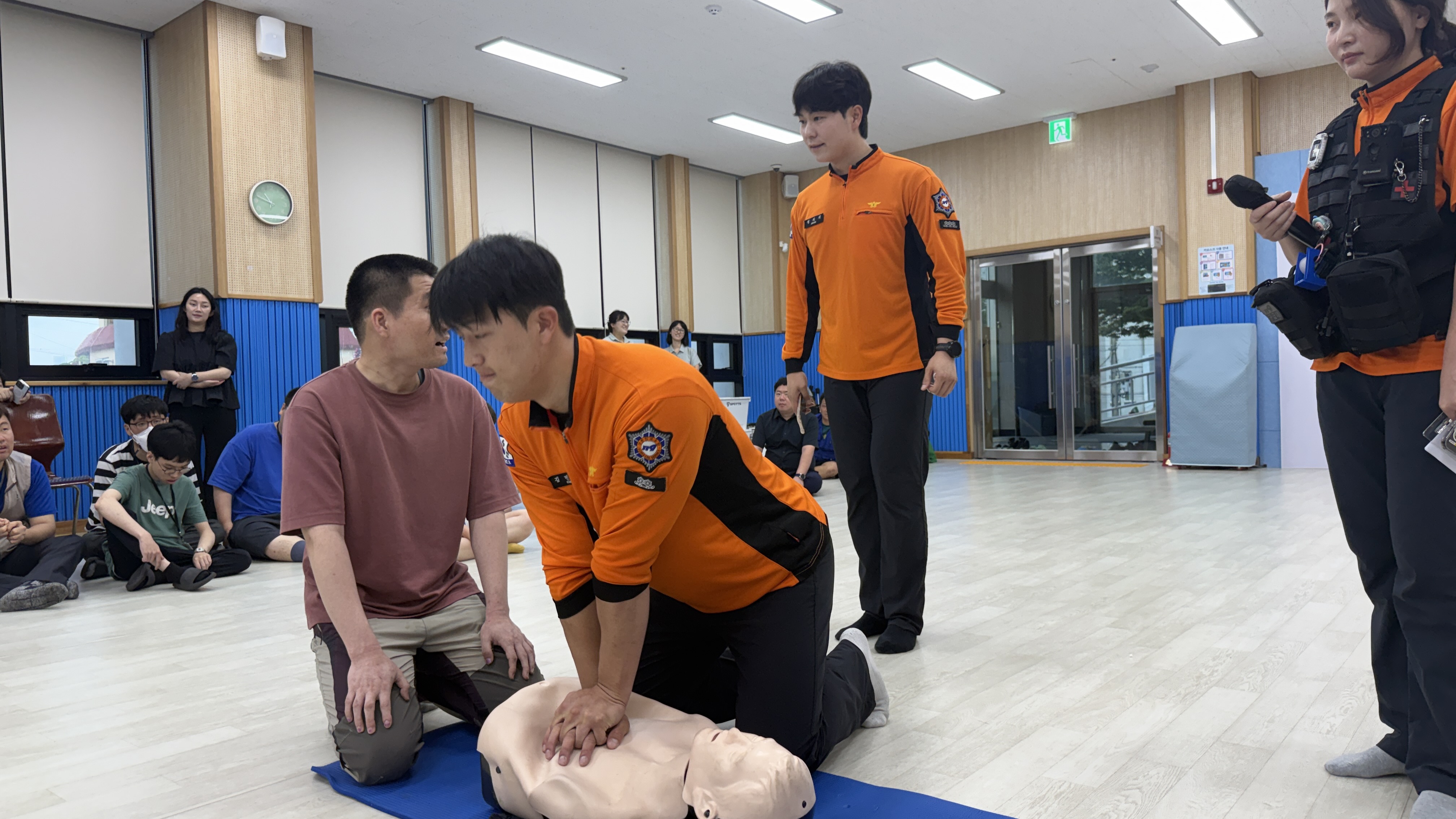소방대원분이 심폐소생술 하는 모습입니다.
