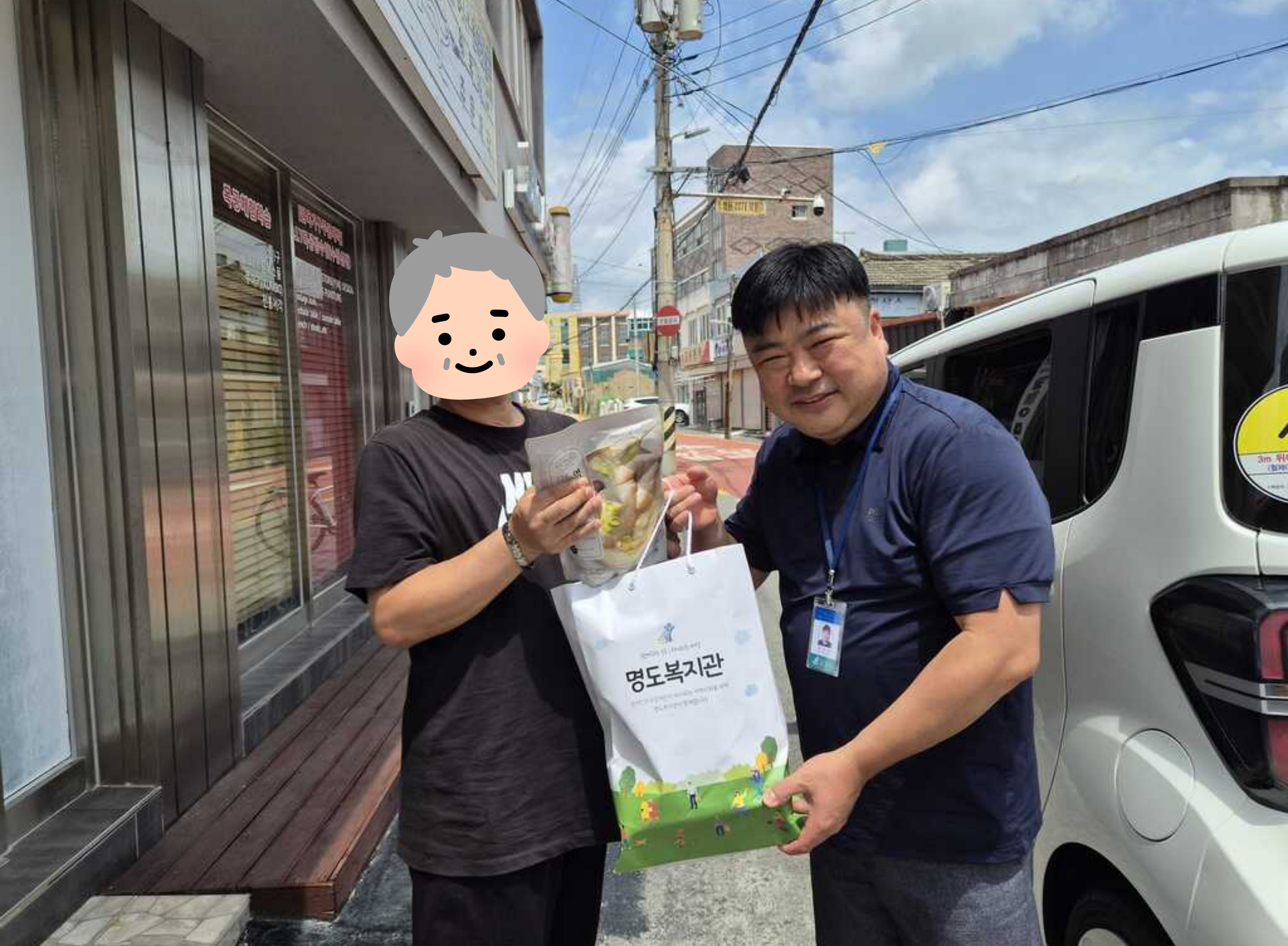 여름 시즌꾸러미(삼계탕, 반찬)를 전달하는 모습입니다.