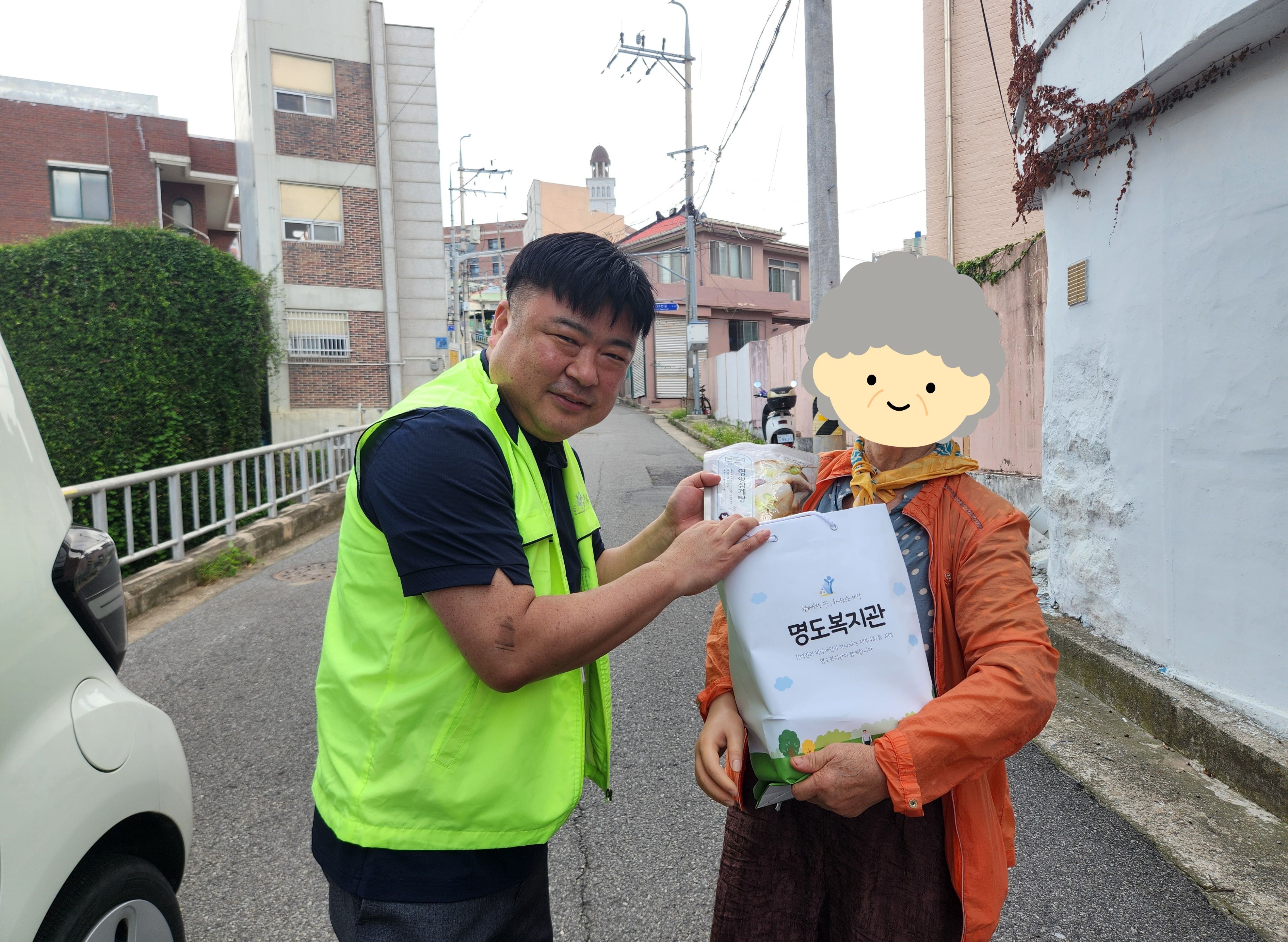 여름 시즌꾸러미(삼계탕, 반찬)를 전달하는 모습입니다.