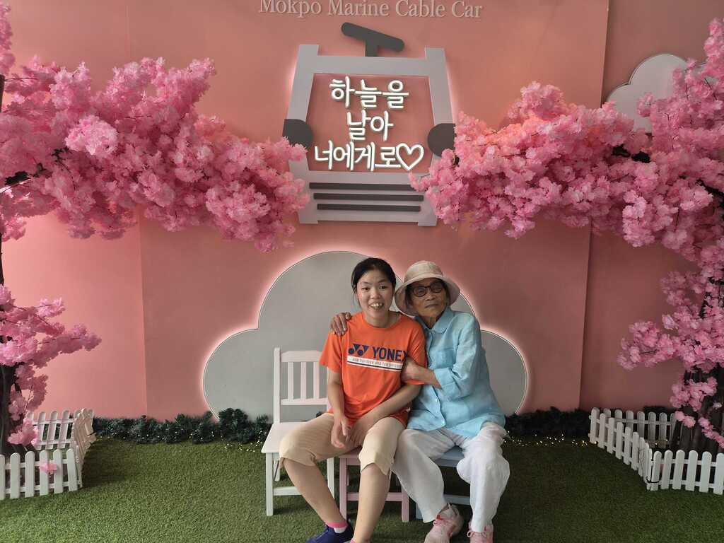 케이블카 타기전 할머니와 손녀가 함께 찍은 사진입니다.