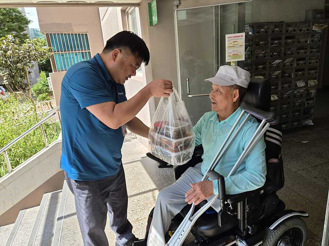 여름식품(반찬)을 전달하는 모습입니다.