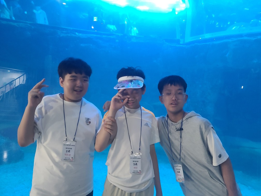 수족관앞에서 찍은 사진입니다.