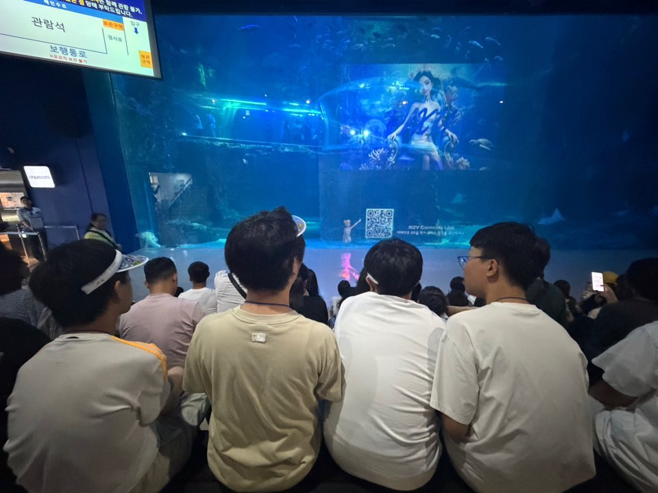 수족관안의 공연을 보는 모습입니다.