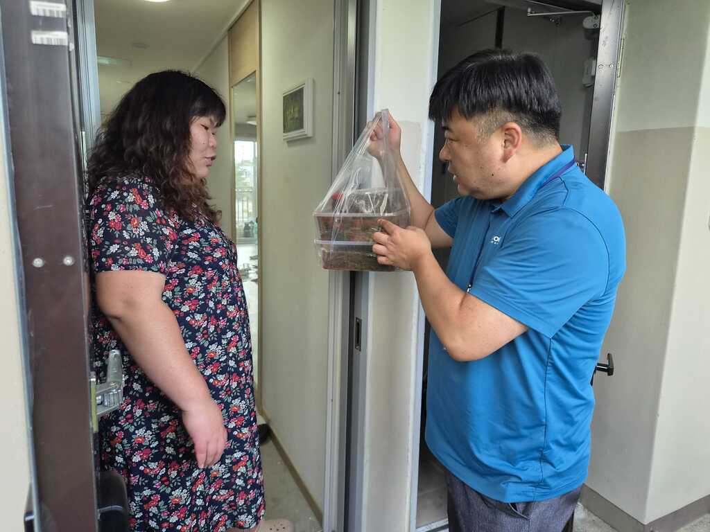 여름식품(반찬)을 전달하는 모습입니다.