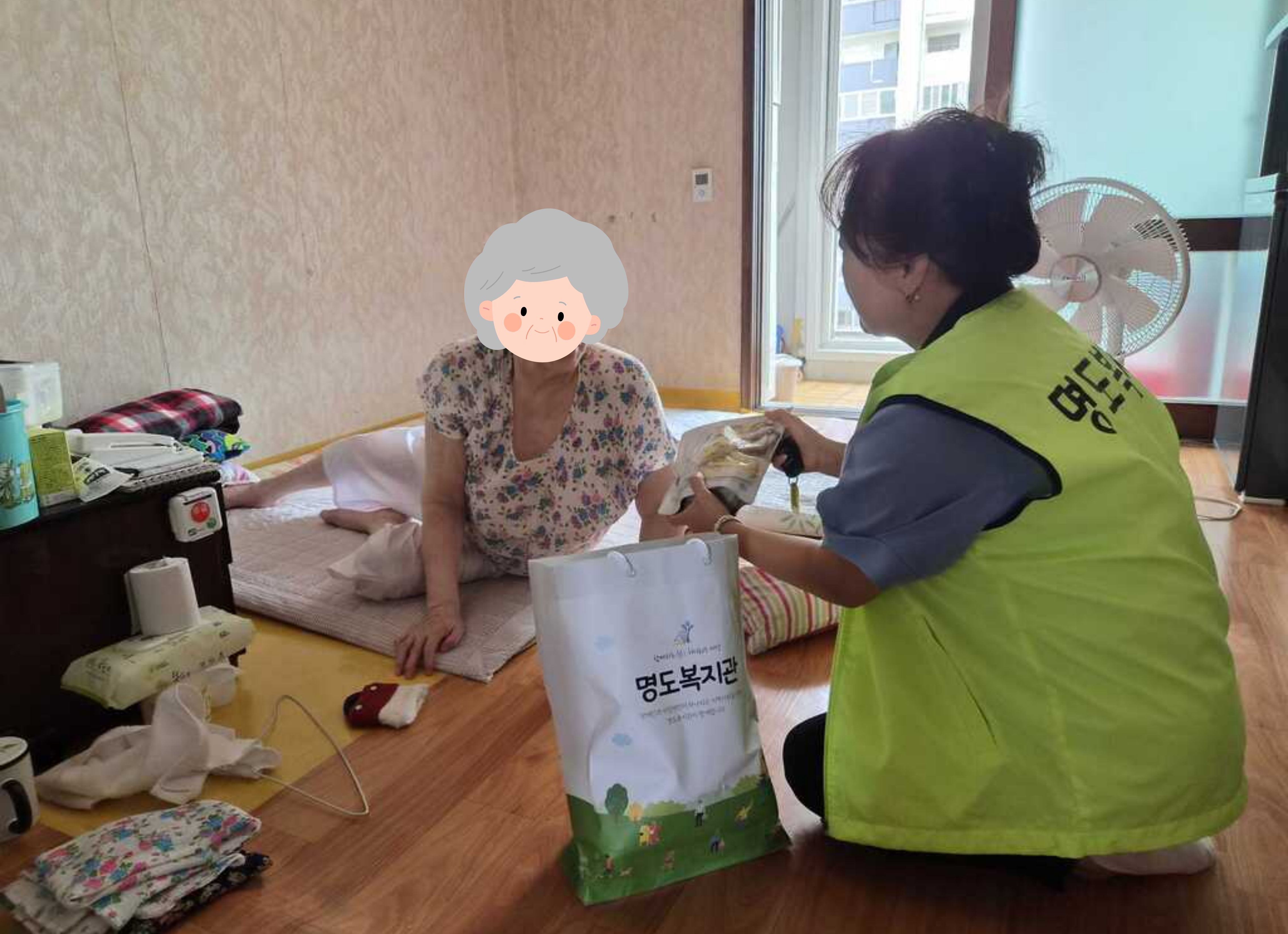 여름 시즌꾸러미(삼계탕, 반찬)를 전달하는 모습입니다.